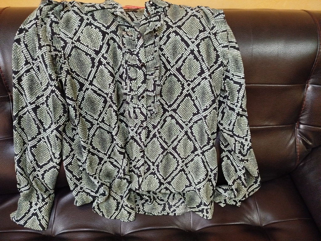 CHEMISE FEMME AUX MOTIFS PEAU DE REPTILE