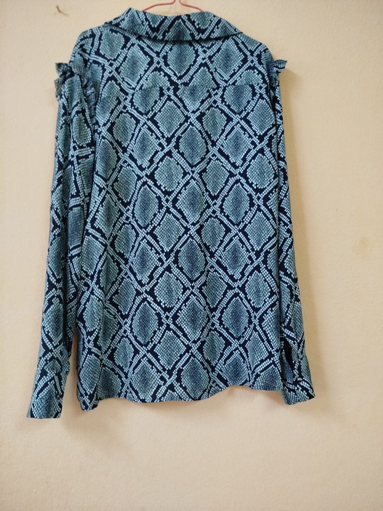 CHEMISE FEMME AUX MOTIFS PEAU DE REPTILE